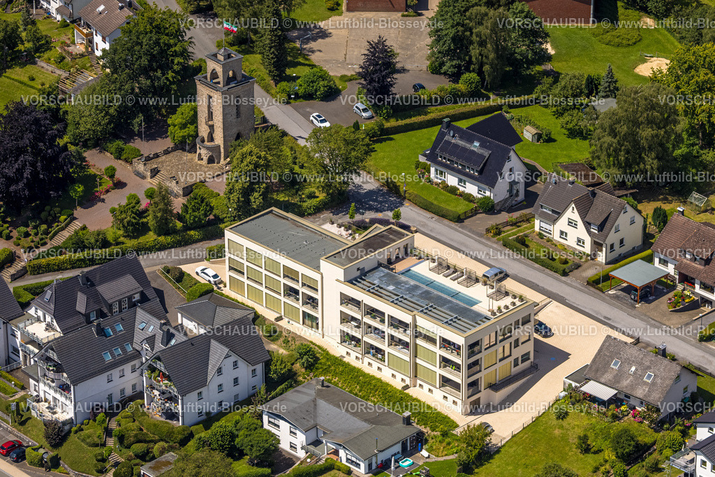 Sundern240708688 | Luftbild, Mehrfamilien-Wohnhaus auf dem Gelände der ehemaligen Leuchtenfabrik Vielhaber, Aussichtsturm mit Ehrenmal, Langscheid, Sundern, Sauerland, Nordrhein-Westfalen, Deutschland