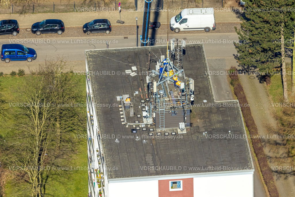 Herne250302033 | Luftbild, Arbeiten an einer Dachantenne Mobilfunk, Hochhaus Lackmanns Hof, Baukau, Herne, Ruhrgebiet, Nordrhein-Westfalen, Deutschland