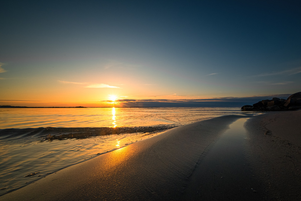 Sonnenuntergang in Heidkate | Das Bild zeigt einen atemberaubenden Sonnenuntergang am Strand von Heidkate an der Ostseeküste Deutschlands. Der Himmel ist in ein Spektakel aus kräftigen Farben getaucht. Dieses Bild ist ein wahrer Augenschmaus und lädt dazu ein, den Moment zu genießen und sich der Schönheit der Natur hinzugeben.