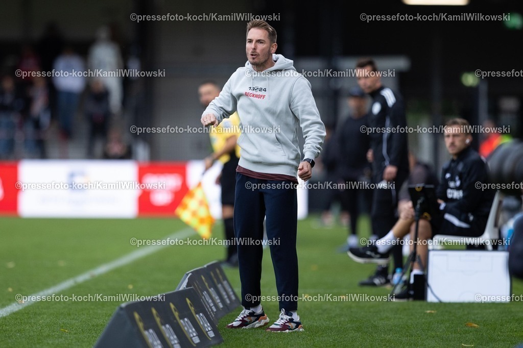 xKWI21092501029 | 21.09.2025, xkwix, Fußball, Dritte Liga, SC Verl - FC Energie Cottbus, Sportclub Arena: Tobias Strobl (SC Verl Cheftrainer) 