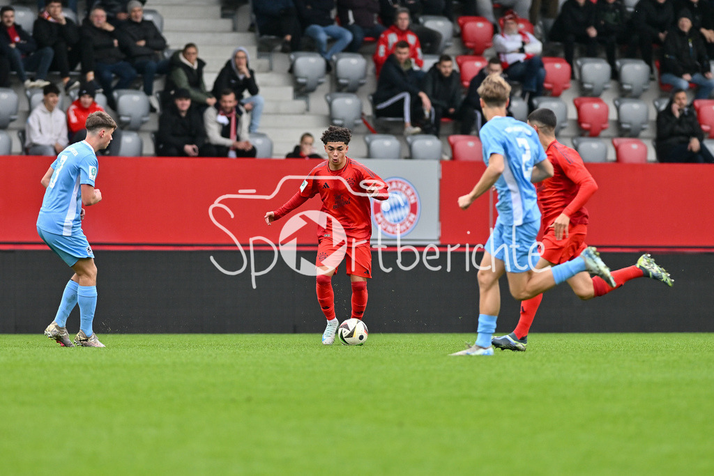 FC Bayern München U19 - TSV 1860 München U19 | im Duell mit den Gaestspielern - Jussef NASRAWE (FCB #10) / Zweikampf / U19 DFB Nachwuchsliga: FC Bayern Muenchen U19 - TSV 1860 Muenchen U19, FC Bayern Campus am 02.11.2024