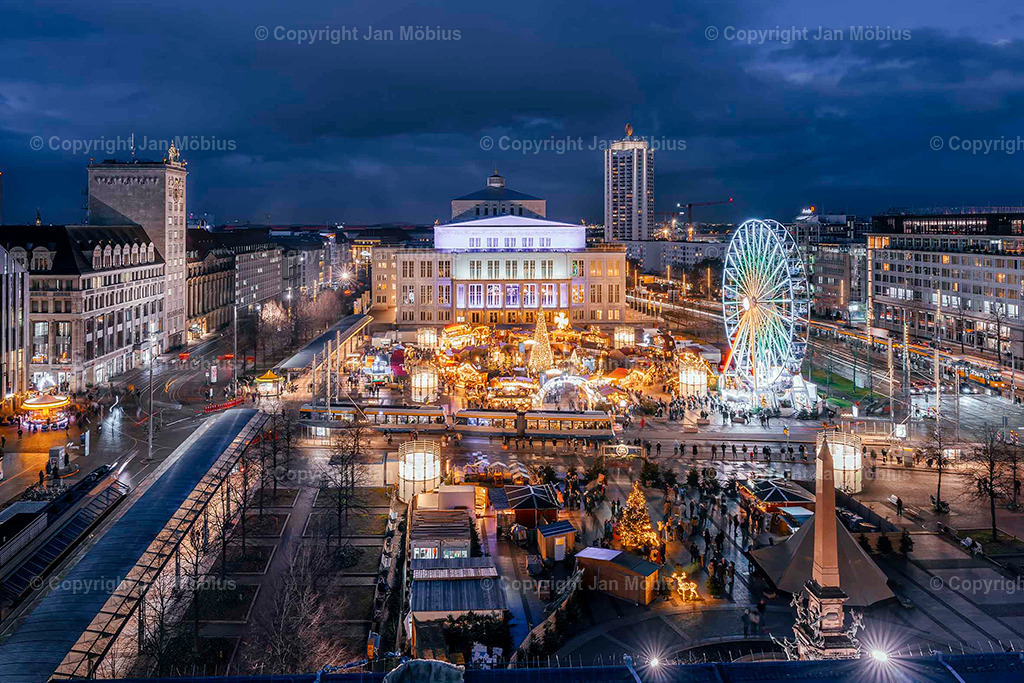 Augustusplatz | Erlebe den berühmten Augustusplatz im Herzen von Leipzig – eingefangen durch meine Linse in einzigartigen Momenten. Der Augustusplatz ist nicht nur ein architektonisches Highlight, sondern auch ein Ort voller Geschichte, Bewegung und Atmosphäre. Ob das Opernhaus im goldenen Abendlicht, die Universität in moderner Klarheit oder die Lichtspiele auf dem Brunnen – meine Fotografien zeigen Leipzigs bekanntesten Platz in seiner ganzen Schönheit. - Realisiert mit Pictrs.com