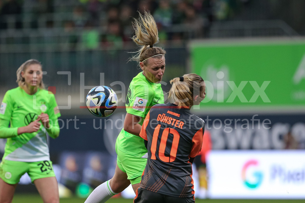 Fussball, Google Pixel Frauen-Bundesliga, VfL Wolfsburg - MSV Duisburg | v.li.: Kristin Demann (VfL Wolfsburg, 17) und Meret Günster (MSV Duisburg, 10) im Kopfballduell, Kopfball, Zweikampf, Action, Aktion, Spielszene, DIE DFB-RICHTLINIEN UNTERSAGEN JEGLICHE NUTZUNG VON FOTOS ALS SEQUENZBILDER UND/ODER VIDEOÄHNLICHE FOTOSTRECKEN. DFB REGULATIONS PROHIBIT ANY USE OF PHOTOGRAPHS AS IMAGE SEQUENCES AND/OR QUASI-VIDEO.