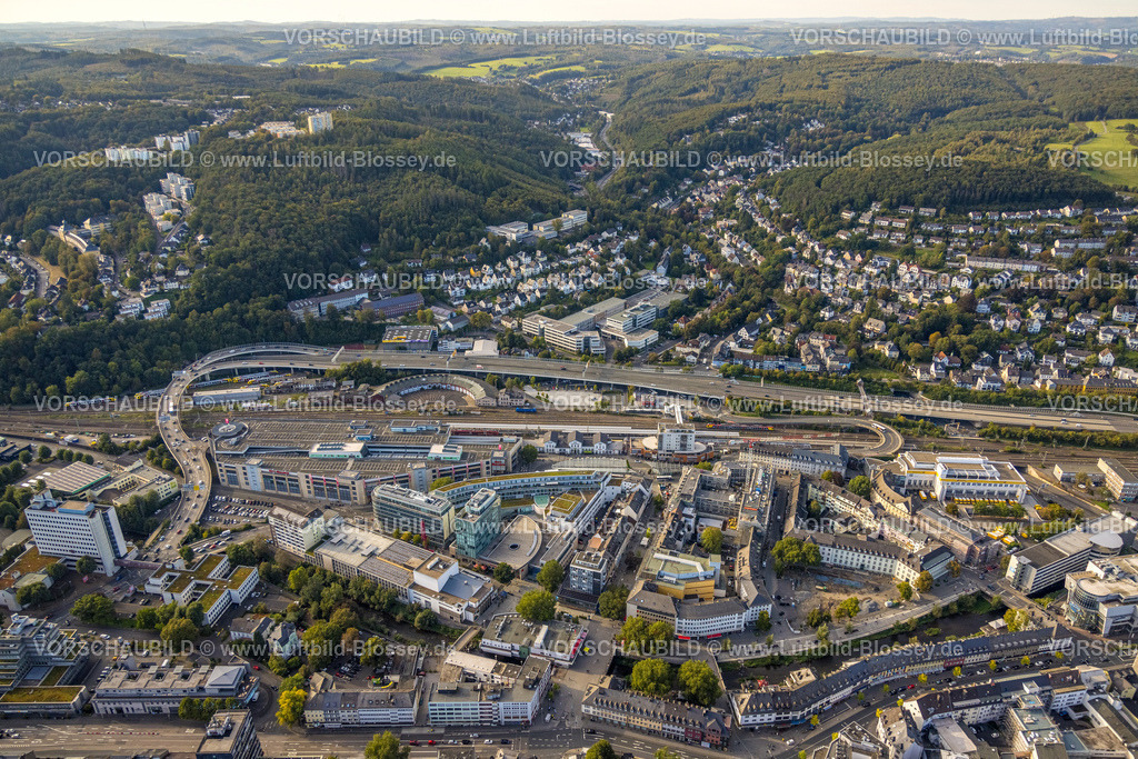Siegen230912519 | Luftbild, City, Bogen der Hüttentalstraße Bundesstraße B54 über Bahngleise am Hauptbahnhof an der City-Galerie, Siegen-Kernband, Siegen, Siegerland, Nordrhein-Westfalen, Deutschland