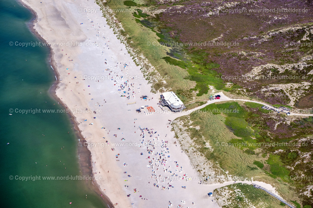 Sylt_Kampen_Strandgasstätte_Kaamps_7_ELS_6458130825 | KAMPEN (SYLT) 13.08.2025 Gebäudekomplex der Strandgaststätte " Kaamps 7 " in Kampen (Sylt) im Bundesland Schleswig-Holstein, Deutschland. // Building complex of the beach restaurant " Kaamps 7 " in Kampen (Sylt) in the federal state of Schleswig-Holstein, Germany. Foto: Martin Elsen