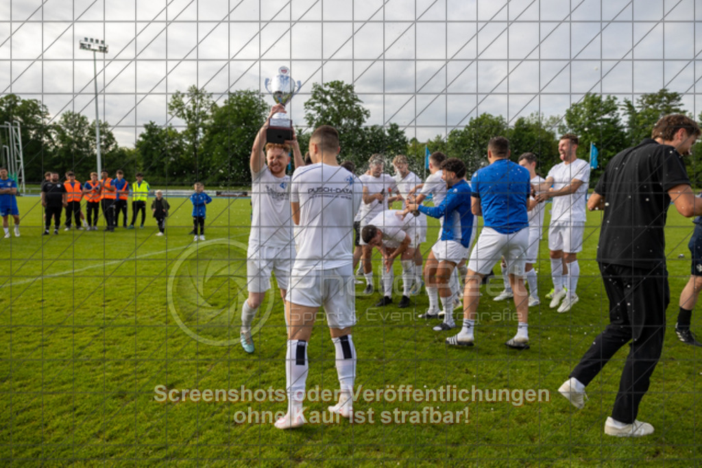 20250529_183759_0294 | #,  VfL Kirchheim (blau) vs. 1.FC Eislingen (weiß), Fußball, Bezirkspokal Finale - Bezirk Neckar/Fils, 2024/2025, Rasenplatz VfL Stadion Kirchheim, Jesinger Straße 105, 73230 Kirchheim, 29.05.2025 - 16:30 Uhr,Foto: PhotoPeet-Sportfotografie/Peter Harich