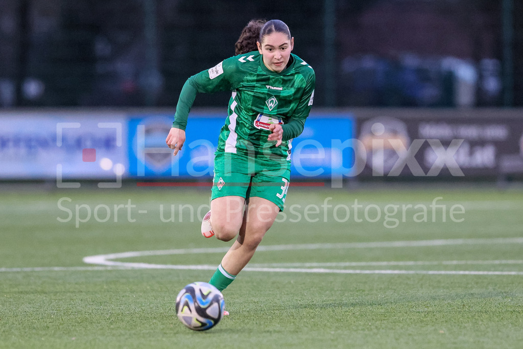 Fussball, Testspiel Frauen, DSC Arminia Bielefeld - SV Werder Bremen | v.li.: Amani Mahmoud (SV Werder Bremen, 35) am Ball, Freisteller, Einzelbild, Ganzkörper, Aktion, Action, Spielszene