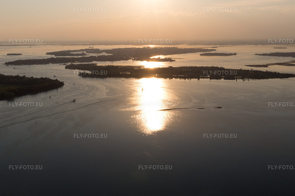 Vue aérienne: Vue de la ville à Punta Sabbioni dans le département Vénétie, Italie. Photo: IMG_098276.jpg prise le 03/04/2017 par Werner Riehm/FLY-FOTO.eu – Résolution de l'original: 5472 x 3648 px