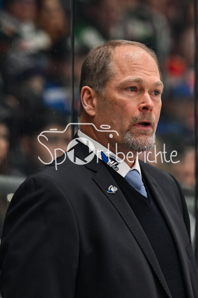 Augsburger Panther - Schwenninger Wild Wings | AUGSBURG, GERMANY - 02. JANUARY: im Bild Steve WALKER headcoach Schwenninger Wild Wings / Einzelfoto / Freisteller während dem Match zwischen den Augsburger Panthern und den Schwenninger Wild Wings am 35. Spieltag der Penny DEL im Curt Frenzel Stadion
