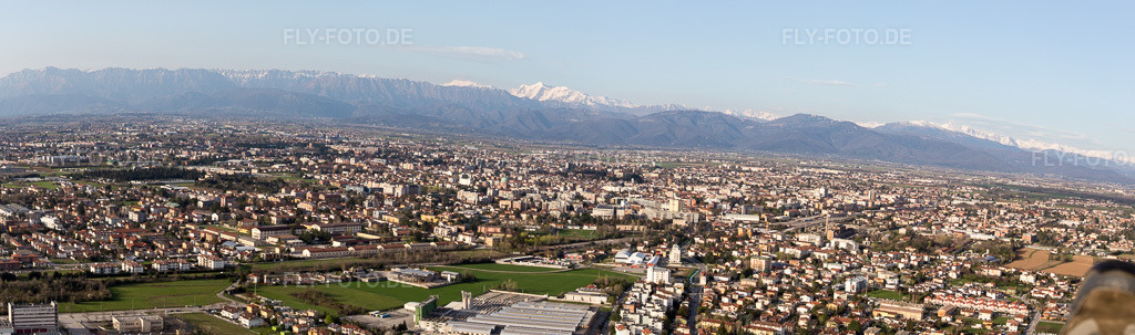 Luftbild: Panorama in Basaldella im Bundesland Friaul-Julisch Venetien in Italien. Foto: IMG_105784-Pano.jpg vom 08.04.2018 durch Werner Riehm/FLY-FOTO.de – Auflösung des Originals: 9918 x 2935 px