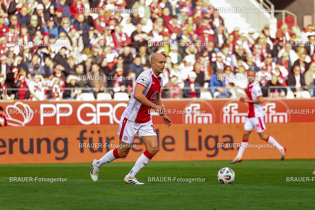 Rot-Weiss Essen - Viktoria Köln - 3.Liga | Essen, Deutschland, 18.10.2025 Tobias Kraulich  (Rot-Weiss Essen) Einzelaktion  während des 3.Liga Spiels zwischen Rot-Weiss Essen- Viktoria Köln im Stadion an der Hafenstraße am 01.08.2025 in Essen. (Foto von Timo Bluhmki-Schmidt/ Brauer Fotoagentur