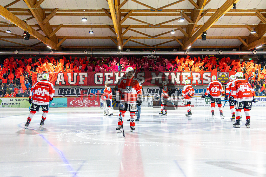 Halbfinale Spiel 3 TSV Peißenberg Miners vs TEV Miesbach | Eishockey Bayernliga Playoffs 2023/2024, Halbfinale Spiel 3 TSV Peißenberg Miners vs TEV Miesbach, 20240315,
Einlauf, Spielervostellung,
2024-03-15 in Peißenberg (Eisstadion)

Copyright: WolfgangxLindner foto-lindner.de