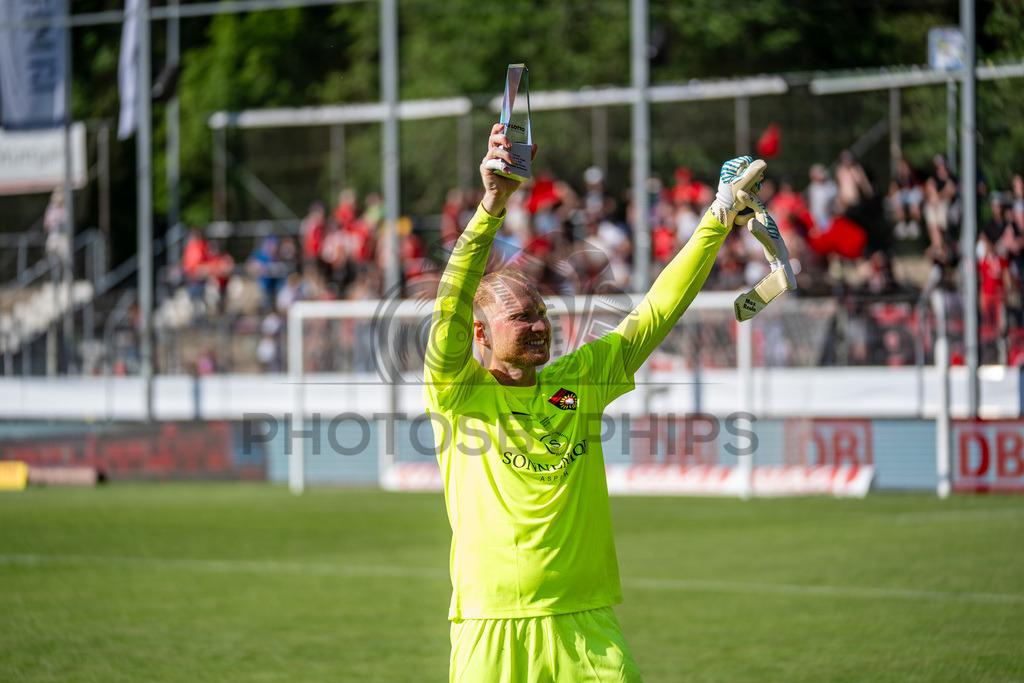 Stuttgarter Kickers vs. SG Sonnenhof Großaspach, Fussball, WFV-Pokal, Finale, 23.05.2026 | Maximilian Reule (SG Sonnenhof Großaspach, #01) mit der Man of the Match Trophae,Stuttgarter Kickers vs. SG Sonnenhof Großaspach, Fussball, WFV-Pokal, Finale, 23.05.2026