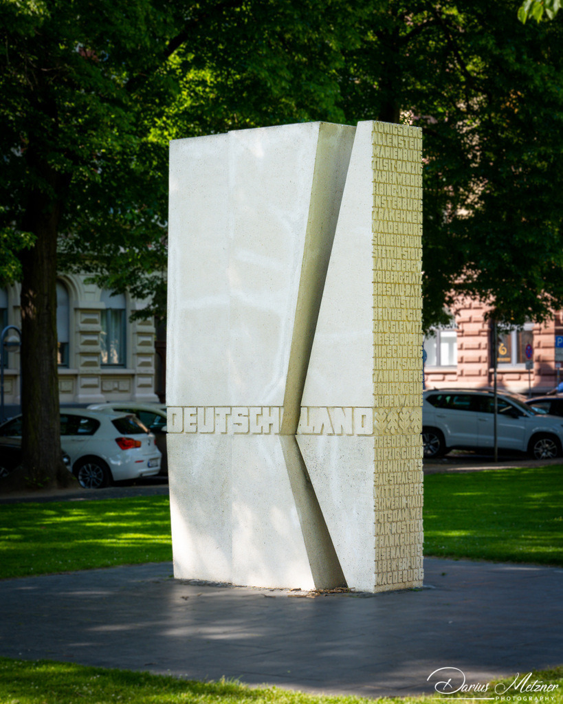 Mahnmal der Deutschen Einheit in Mainz | Mahnmal der Deutschen Einheit in Mainz wurde am 16. Juni 1961 auf dem Mainzer Fischtor-Platz anlässlich des Jahrestages des Volksaufstandes in der ehemaligen DDR vom 17. Juni 1953 aufgestellt. Es wird auch Mahnmal „Geteiltes Deutschland“ genannt und ist mit der Inschrift „Deutschland ist unteilbar“ versehen.