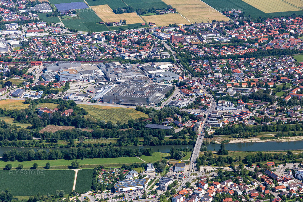 Luftbild: Gewerbegebiet Goben I mit BMW Werk 2.1 im Ortsteil Höll in Dingolfing im Bundesland Bayern in Deutschland. – Foto: IMG_132773.jpg vom 02.07.2022 durch Werner Riehm/FLY-FOTO.de – Auflösung des Originals: 5472 x 3648 px – Stadt Dingolfing - Stadt Dingolfing