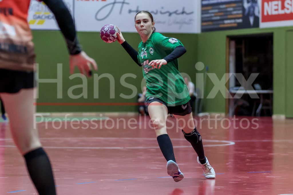 Handball, 2. Bundesliga Frauen, SV Werder Bremen - TG Nürtingen | v.li.: Chiara Thorn (SV Werder Bremen, 44) am Ball, Spielszene, Aktion, Action
