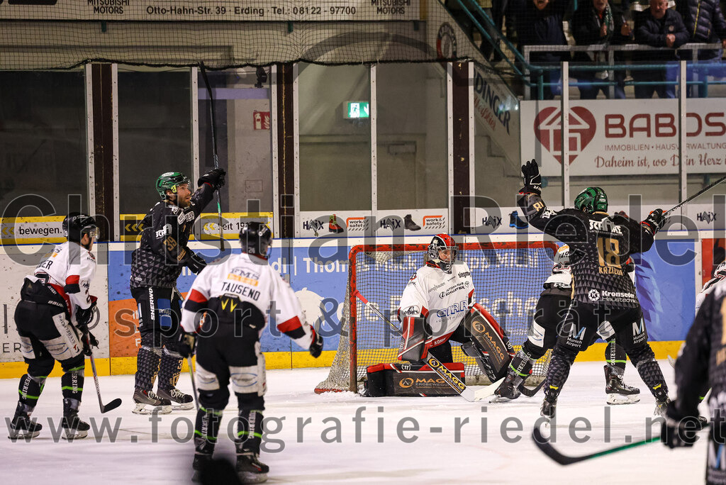 2024-03-15_001_TSV_Erding_gegen_EHC_Koenigsbrunn | Erding, Deutschland, 15.03.2024:
Eishockey, Bayernliga Playoffs 2023 / 2024, 3. Spieltag, TSV Erding gegen EHC Königsbrunn, Endergebnis: 3:4 n. V.

Thomas Plihal (Erding Gladiators, #39), Torwart Stefan Vajs (EHC Königsbrunn, #32), Daniel Krzizok (Erding Gladiators, #18)

Foto: Christian Riedel / fotografie-riedel.net