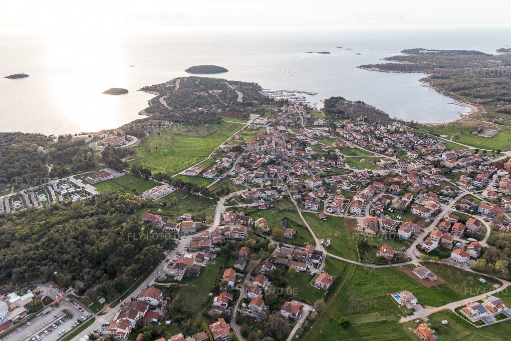 Luftbild: Ortsansicht in Funtana im Bundesland Gespanschaft Istrien in Kroatien. Foto: IMG_106351.jpg vom 14.04.2018 durch Werner Riehm/FLY-FOTO.de