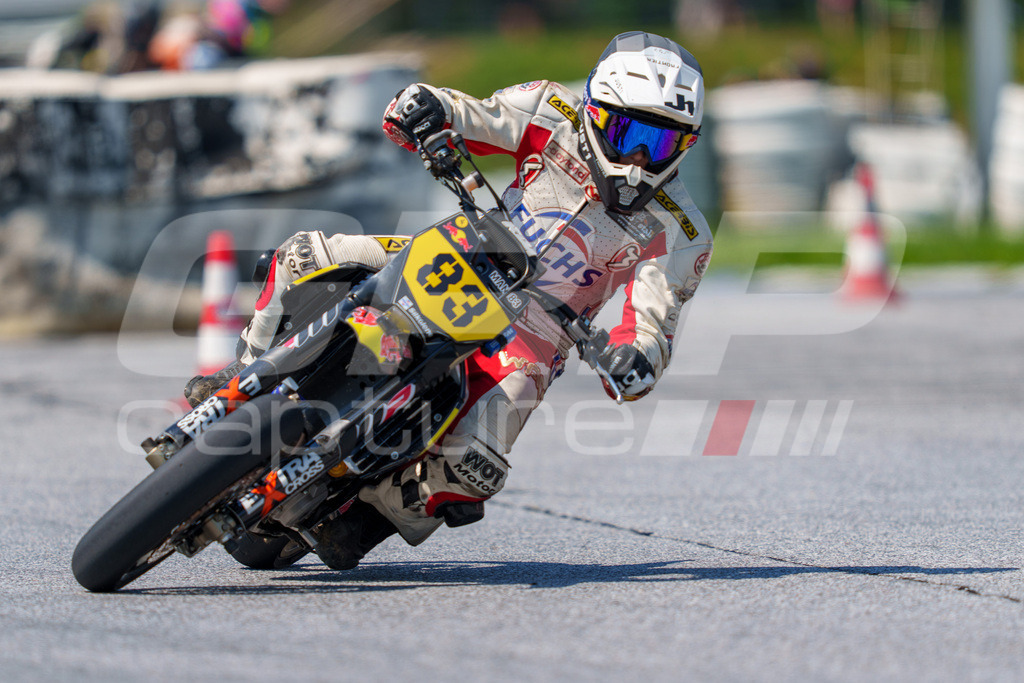 G-Cup + Supermoto Staatsmeisterschaft + Hungarian Supermoto Championship | GRIPcapture steht für authentische Sportfotografie in Österreich – für Momente, die mehr sind als Geschwindigkeit oder Ergebnis. Es geht um Emotion, Spannung, Fokus und den Augenblick, der oft nur einen Wimpernschlag dauert.Ob Motorsport, Teamsport oder 