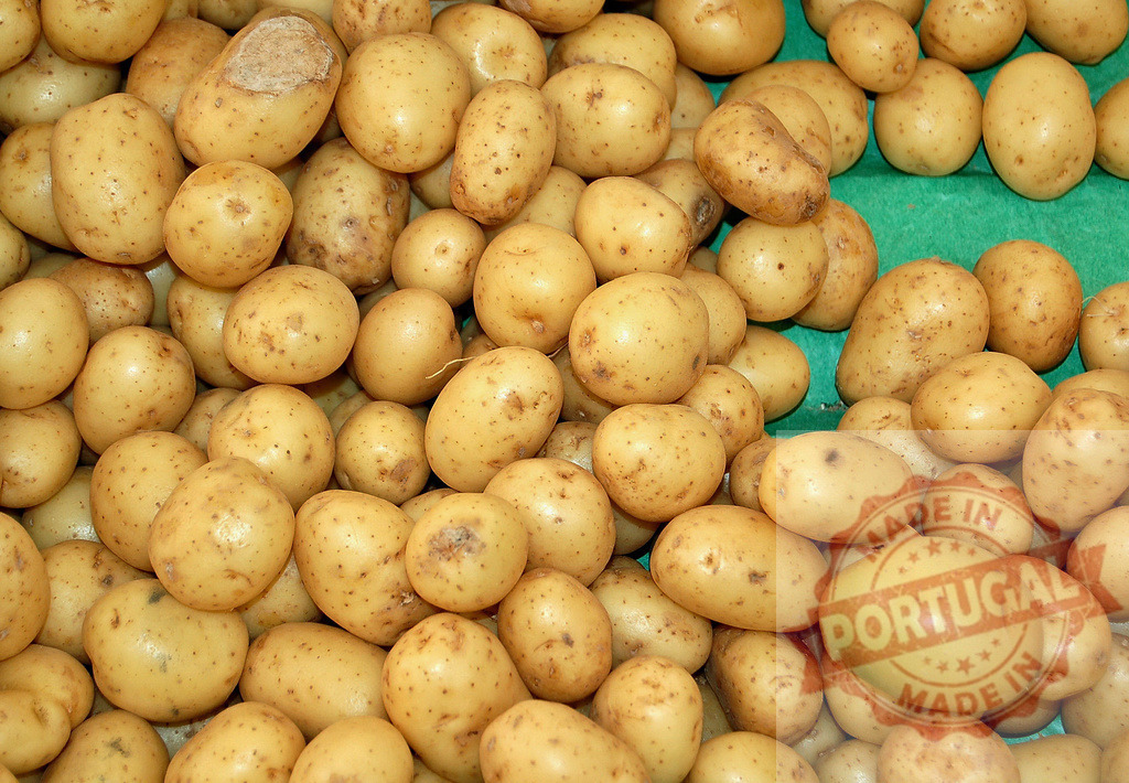 Fresh organic new potatoes harvesting from agriculture farm | Pile of freshly harvested raw whole potatoes for sale at a local market - Realized with Pictrs.com