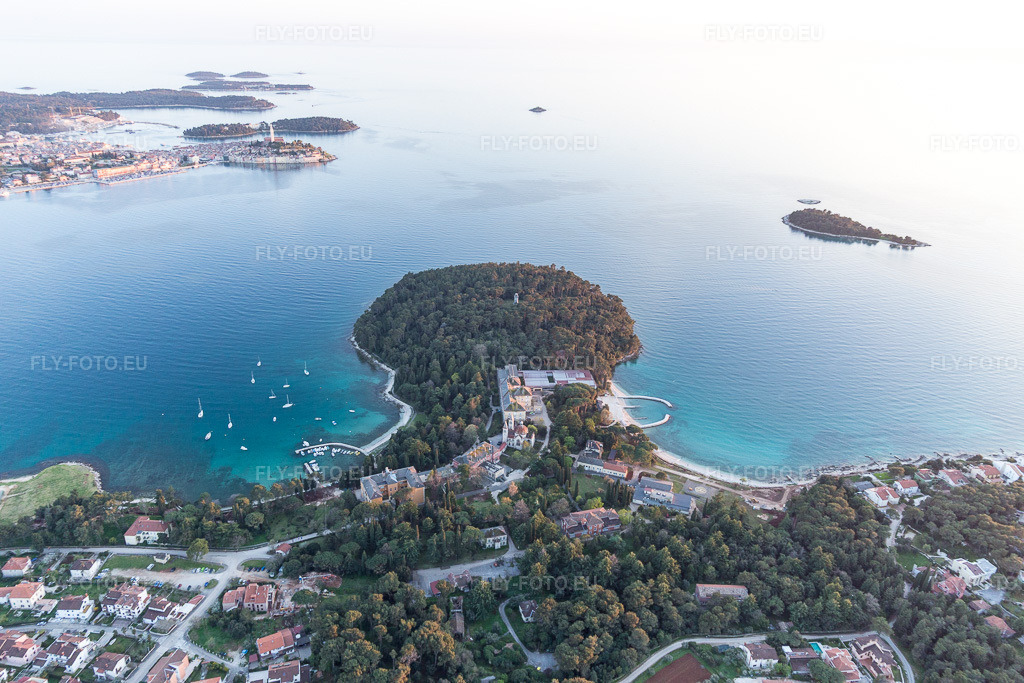 Vue aérienne: Vue de la ville à Rovinj dans le département Gespanschaft Istrien, Croatie. Photo: IMG_106192.jpg prise le 13/04/2018 par Werner Riehm/FLY-FOTO.eu – Résolution de l'original: 5472 x 3648 px