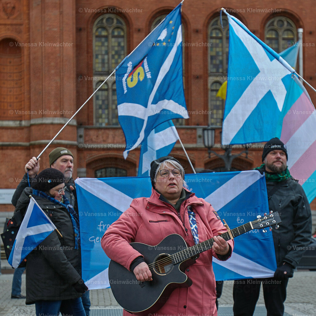#IndyBerlin23 - Demonstration für schottische Unabhängigkeit | Rund 60 Personen ziehen am 11.03.2023 mit einer Demonstration vom Brandenburger Tor an der Britischen Botschaft vorbei zum Roten Rathaus, um die Unabhängigkeit Schottlands zu fordern.

On March 11, 2023, approx. 60 people rally in support of the Scottish independence, marching from Brandenburg Gate via the British Embassy to the Red Town Hall.  - Realisiert mit Pictrs.com