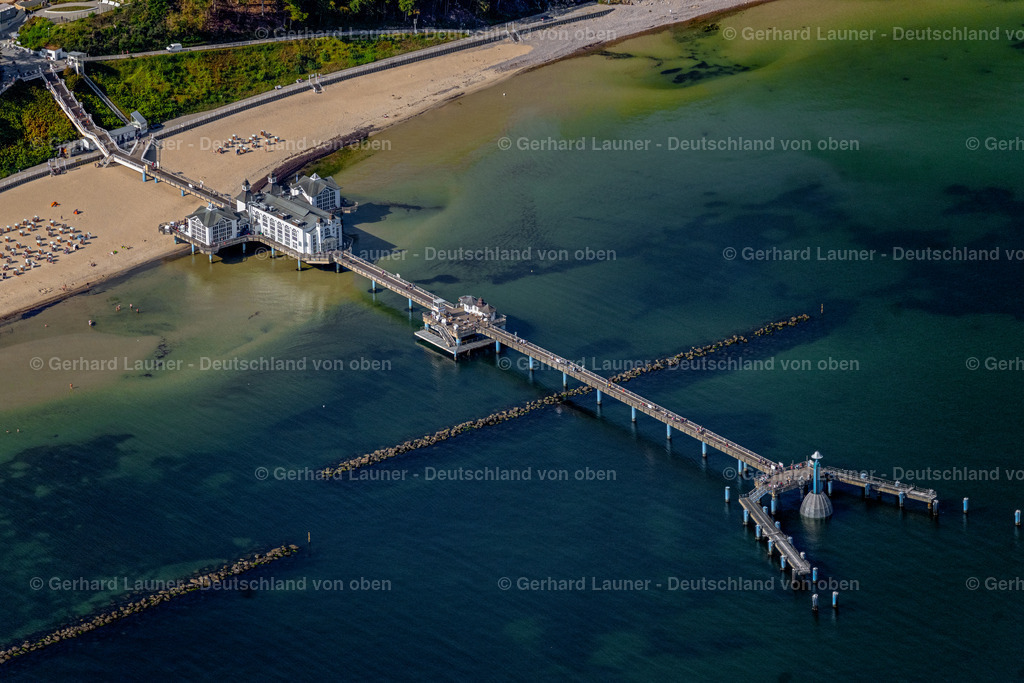 4061261 | SELLIN 08.09.2021 Konstruktion der Seebrücke über der Wasseroberfläche in Sellin an der Ostseeküste im Bundesland Mecklenburg-Vorpommern, Deutschland. Weiterführende Informationen bei: Seebrücke Sellin. // Construction of the pier above the water surface in Sellin on the Baltic Sea coast in the state of Mecklenburg-West Pomerania, Germany. Further information at: Seebruecke Sellin. Foto: Gerhard Launer