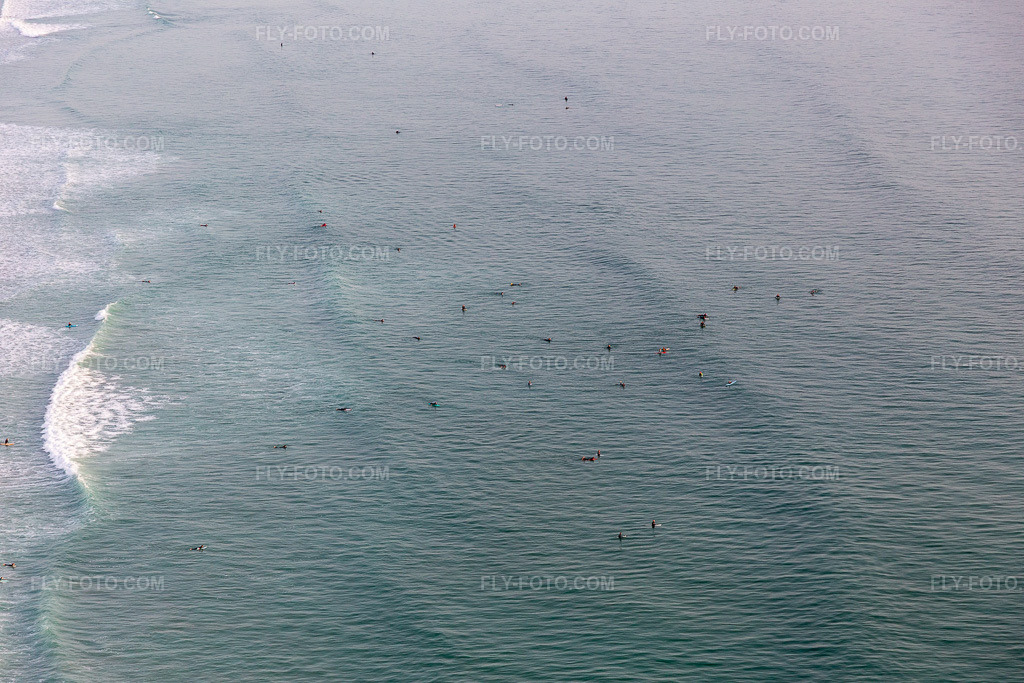 Aerial view: Surfers waiting for the wave in front of Plage de Tronoën in Saint-Jean-Trolimon in the state Finistere, France.Photo: IMG_132545.jpg taken on 06/17/2022 by Werner Riehm/FLY-FOTO.comResolution of the original: 5472 x 3648 px