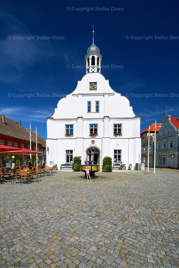 _DSC5034 | Findlinge im Eis, Zeesenboote bei der Traditionsregatta, eine Seebrücke im Sonnenaufgang - mit den Bildern aus dieser Galerie erhalten Sie wunderschöne Aufnahmen über das ganze Jahr. Ein tolles Produkt zum Verschenken, Werben oder zum Träumen vom nächsten - Realisiert mit Pictrs.com