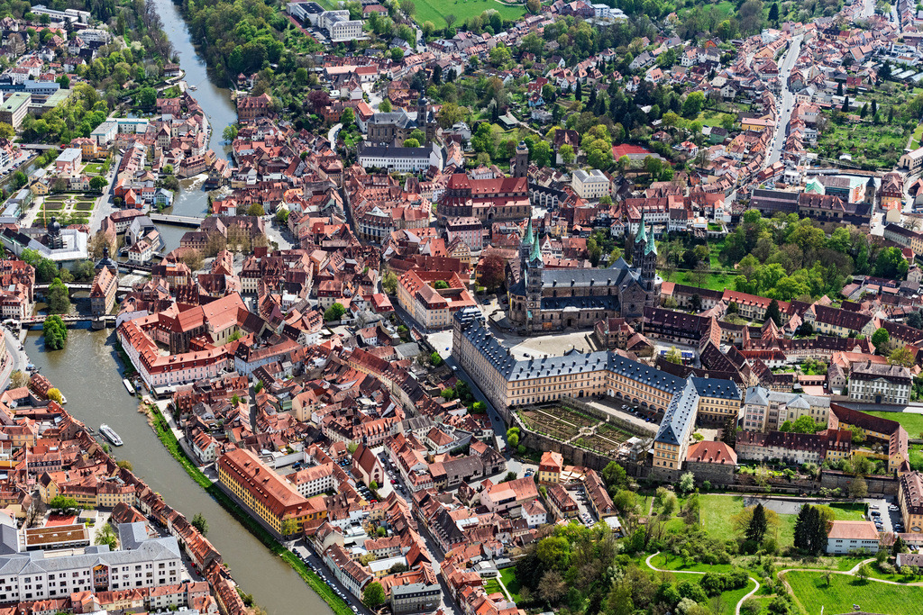 dr__0095417.jpg | BAMBERG 28.04.2022 Kirchengebäude des Domes Bamberger Dom in der Altstadt in Bamberg im Bundesland Bayern, Deutschland. // Church building of the cathedral Bamberger Dom in the old town in Bamberg in the state Bavaria, Germany. Foto: Daniel Reiter