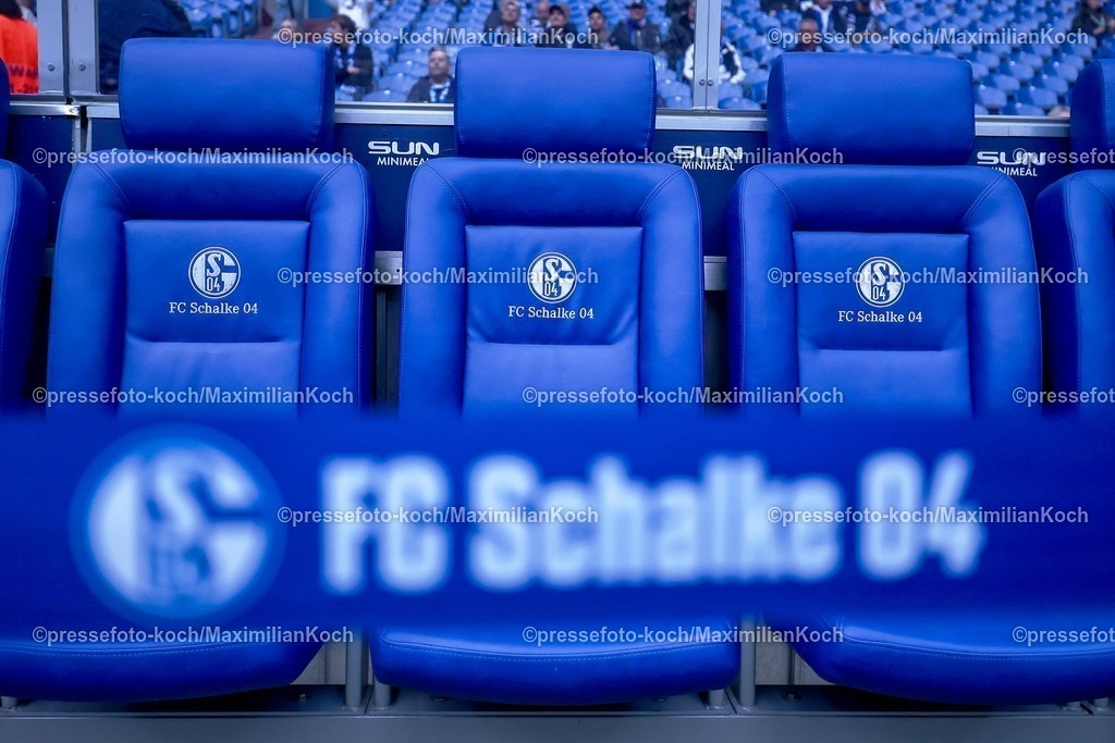 S0426092501029 | 25.09.2025, Fußball, FC Schalke 04 - SpVgg Greuther Fürth, 7.Spieltag, 2. Fußball Bundesliga, Veltins-Arena Gelsenkirchen, Saison 2025 2026: Schriftzug FC Schalke 04 neben der leeren Bank Spielerbank TrainerbankDFB regulations prohibit any use of photographs as image sequences and or quasi-video.