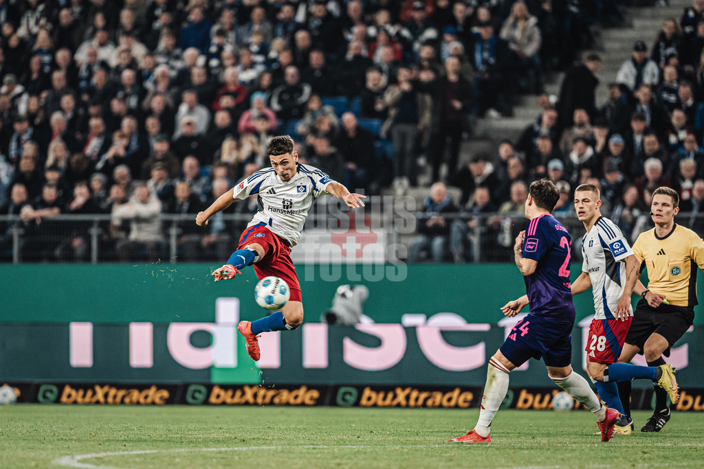 Fußball | Männer | Saison 2024/2025 | 2. Fußball-Bundesliga | 25. Spieltag | Hamburger SV vs. Fortuna Düsseldorf | 08.03.2025 | William Mikelbrencis (#2, HSV) schießt den Ball in der Luft