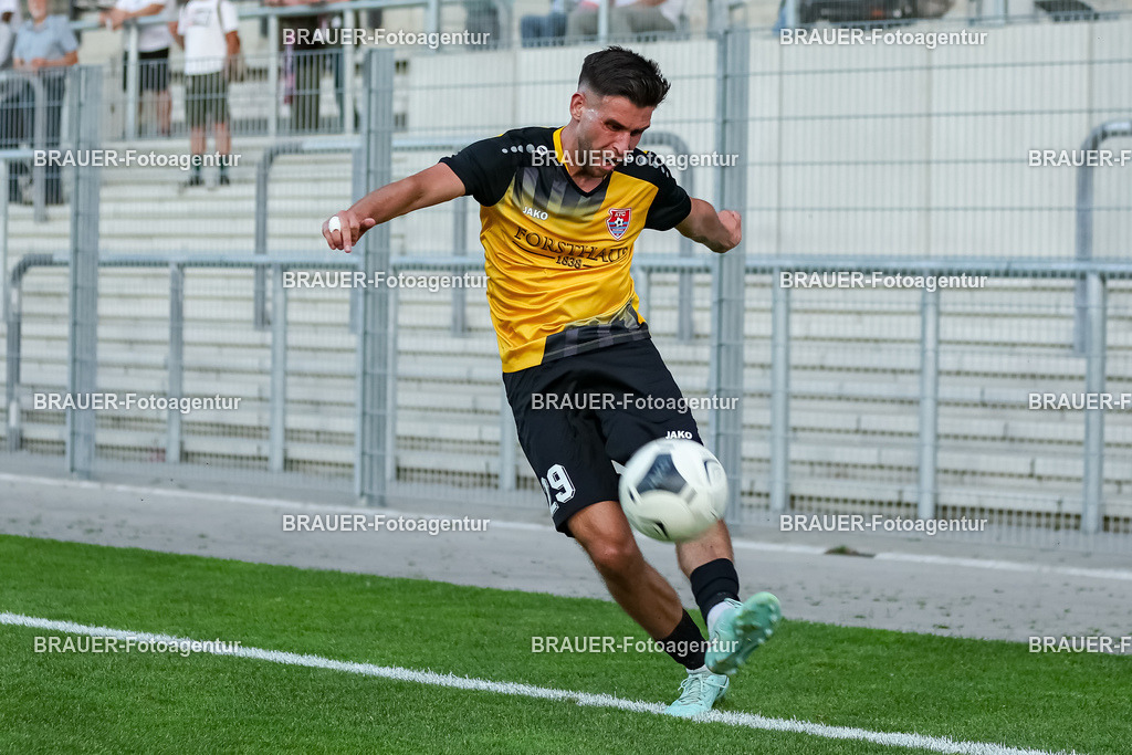 SB_KFCBAU_20250815_4169.JPG -  - KFC Uerdingen - SF Baumberg - Oberliga Niederrhein | Krefeld, Deutschland, 15.08.25: Mohammed Yasin Benslaiman Benktib (KFC Uerdingen) in Aktion, am Ball, Einzelaktion während des Oberliga Niederrhein Spiels zwischen KFC Uerdingen - SF Baumberg in der Grotenburg Stadion am 15. August 2025 in Krefeld, Deutschland. (Foto von Stefan Brauer/Brauer-Fotoagentur)