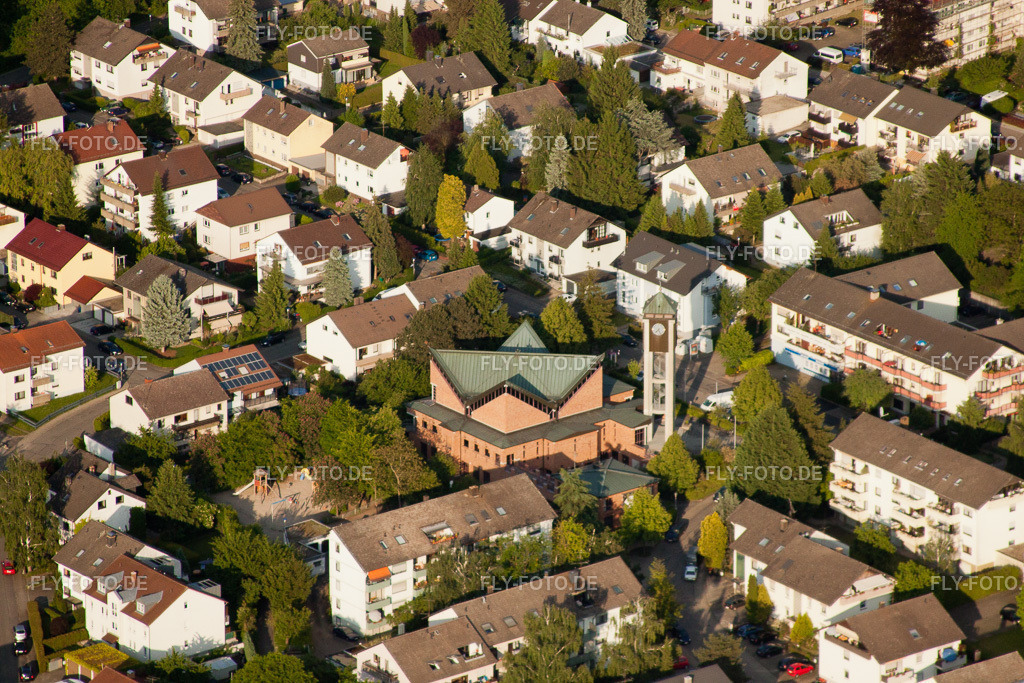 St. Margaretha | Luftbild: St. Margaretha im Ortsteil Wolfartsweier in Karlsruhe im Bundesland Baden-Württemberg in Deutschland. Foto: IMG_27417.jpg vom 23.05.2010 durch Werner Riehm/FLY-FOTO.de - Realisiert mit Pictrs.com