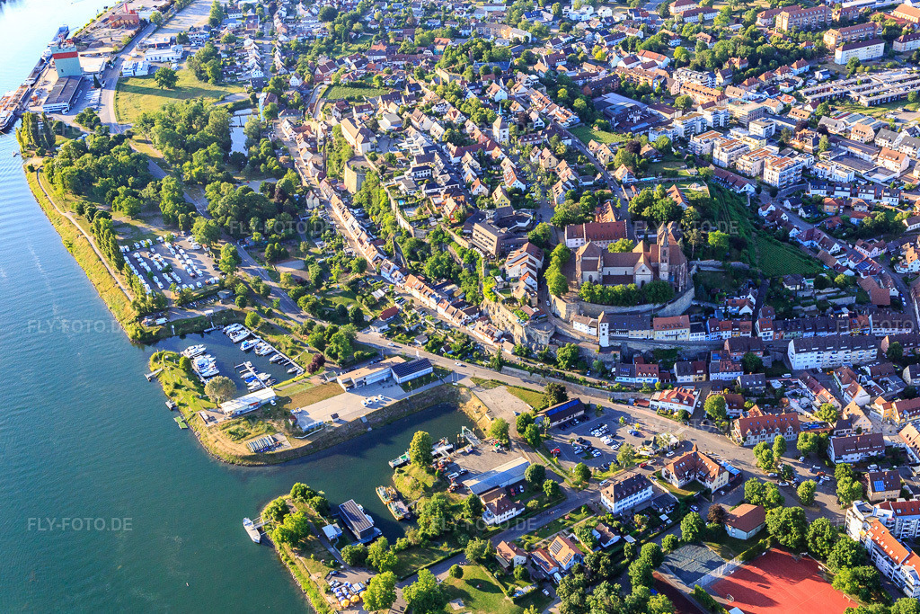 Luftbild: Stadtansicht am Rheinufer von Südwesten in Breisach am Rhein im Bundesland Baden-Württemberg in Deutschland. Foto: IMG_147837.jpg vom 30.05.2025 durch Werner Riehm/FLY-FOTO.de