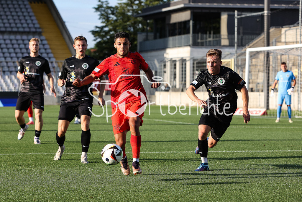 FC Bayern Amateure - SpVgg Ansbach | Im Duell Davide Dell`ERBA (FCB #7) und Nico HAYER (Ansbach #28) / Zweikampf