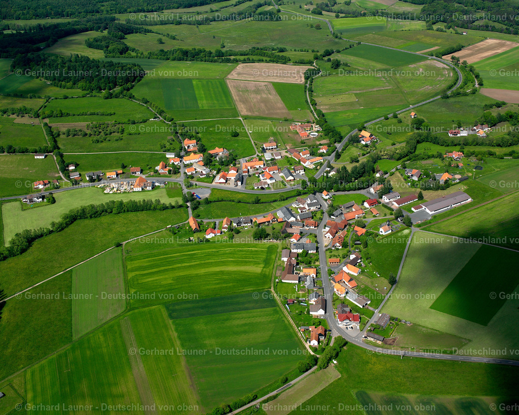 2615400 | SCHLECHTENWEGEN 09.06.2006 Landwirtschaftliche Nutzflächen und Feldgrenzen  umsäumen das Siedlungsgebiet des Dorfes in Schlechtenwegen im Bundesland Hessen, Deutschland // Agricultural land and field boundaries surround the settlement area of the village  in Schlechtenwegen in the state Hesse, Germany Foto: Gerhard Launer