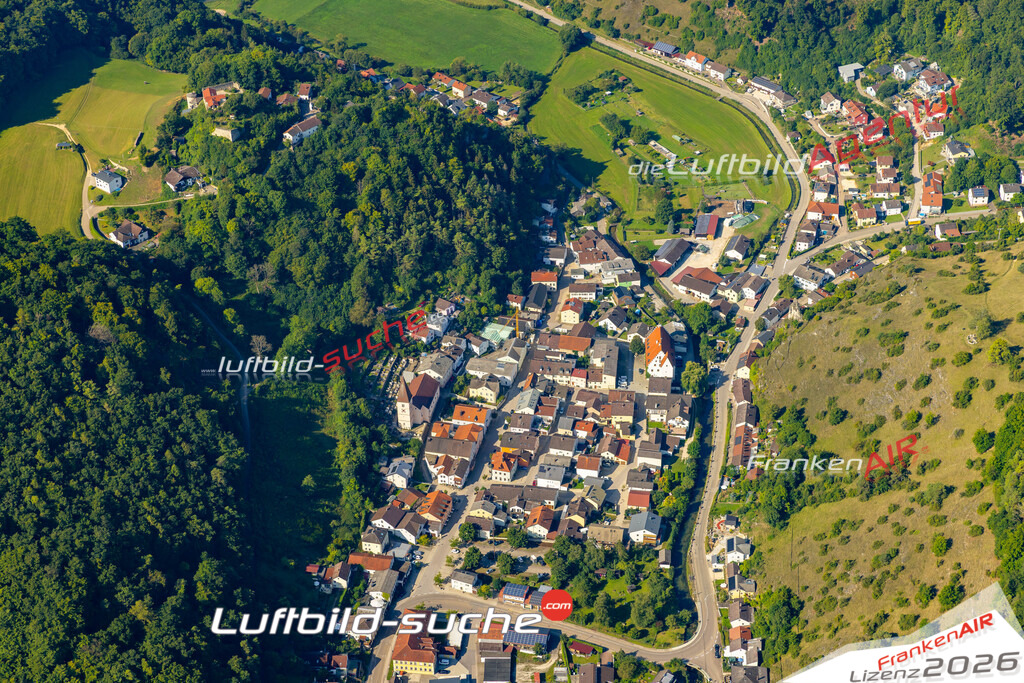 Das Luftbild zeigt :  Mörnsheim - Die Luftaufnahme wurde 2024 vom UL-Flugzeug aus erstellt ( keine Drohne ) - Hochauflösende Luftaufnahme - Für grossformatige Ausdrucke geeignet. Die Geschenkidee !Mit Lizenz und Bildrechte bestellbar