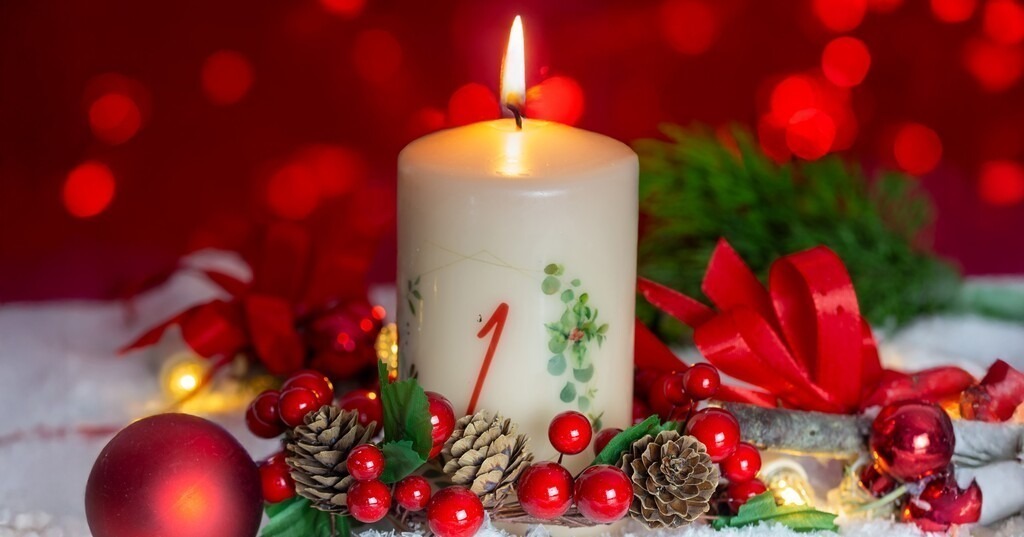 Grüße für den Advent für Facebook im empfohlenen Format 1,91:1 | Grüße zum 1. Advent: Adventskerze mit weihnachtlicher Dekoration - Realisiert mit Pictrs.com