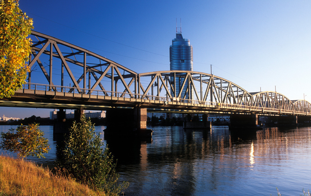 Bruecke ueber Donau | Wien, Austria - November 11, 2008: Bruecke ueber Donau. - Realisiert mit Pictrs.com