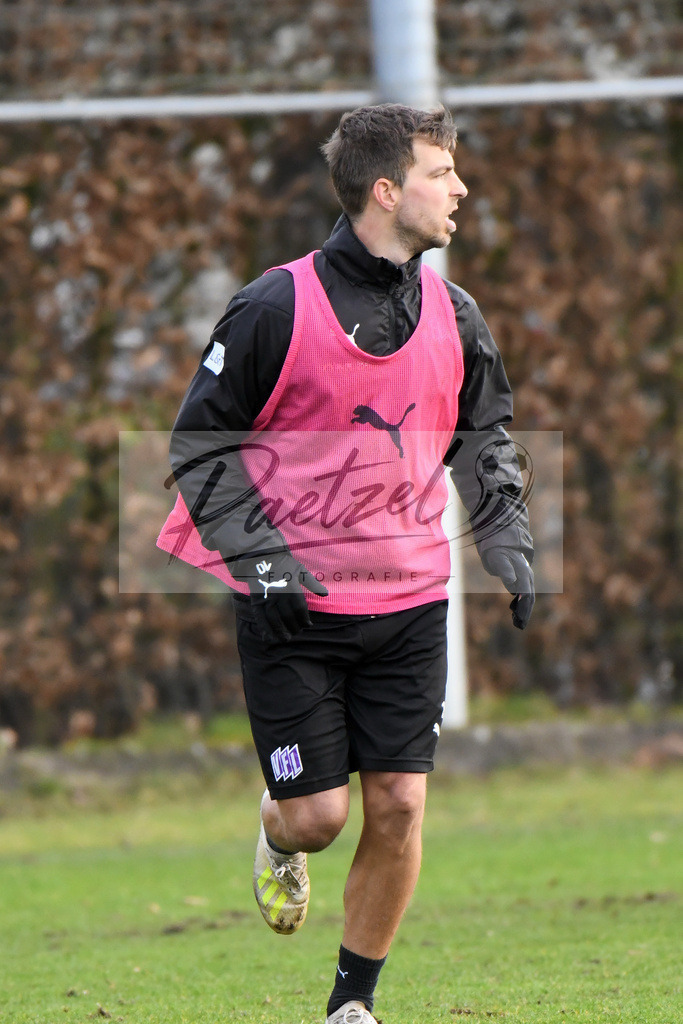 20200130_TRAOSN_0087 | Fußball, Herren: Kevin Wolze (VfL Osnabrueck) schaut waehrend der Trainingseinheit des VfL Osnabrueck im Sportpark Illoshoehe am 30.01.2020 in Osnabrueck, Deutschland. - Realisiert mit Pictrs.com