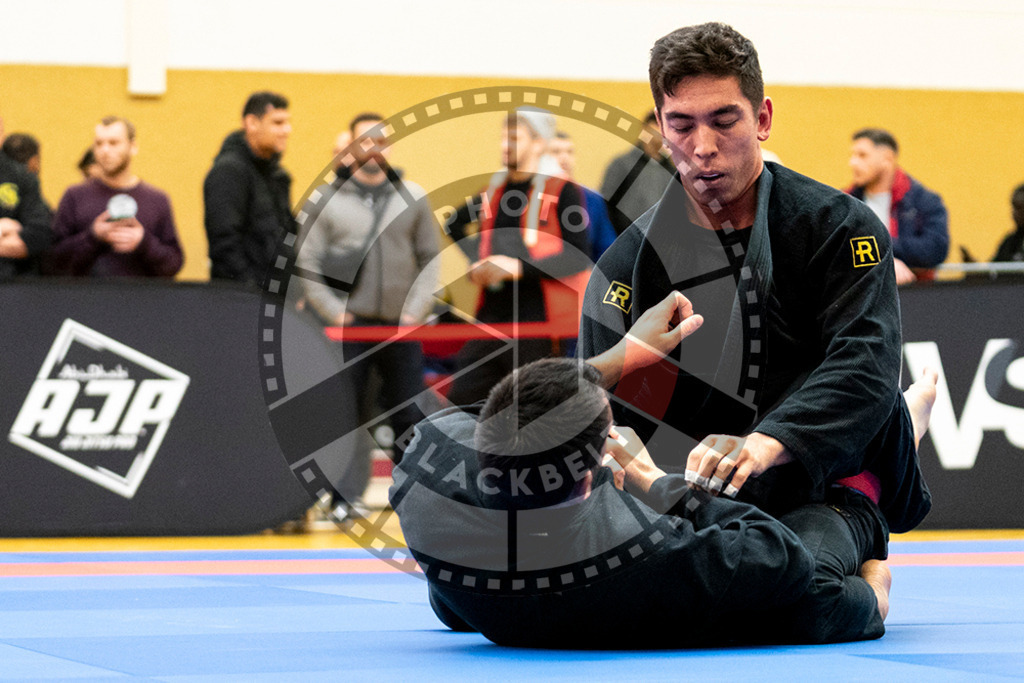 20231118PBB10040-2 | Fighters compete during the AJP Tour 600 Frankfurt Championship in Frankfurt/Main, Germany, on November 18, 2023.