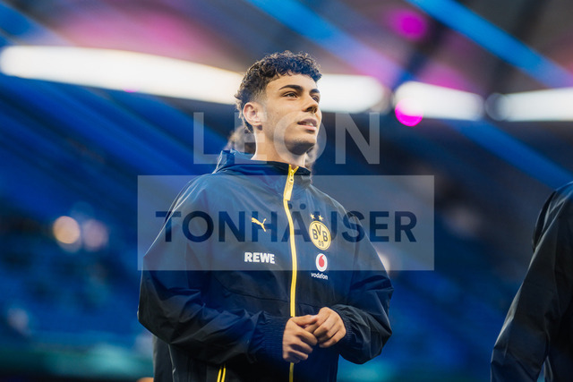 DFB-Pokal: HEBC - Borussia Dortmund, 01.09.2026 | Samuele Inacio (Borussia Dortmund, 40) (mit Blue Streak Filter); Fußball, DFB-Pokal, 1. Runde: HEBC vs. Borussia Dortmund am 01.09.2026 im Volksparkstadion, HamburgDFB REGULATIONS PROHIBIT ANY USE OF PHOTOGRAPHS AS IMAGE SEQUENCES AND/OR QUASI-VIDEO. - Realisiert mit Pictrs.com