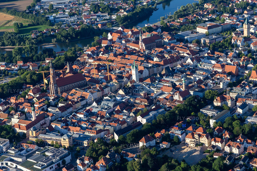 Luftbild: Altstadt im Ortsteil Frauenbründl in Straubing im Bundesland Bayern in Deutschland. Foto: IMG_133202.jpg vom 03.07.2022 durch Werner Riehm/FLY-FOTO.deStadt Straubing