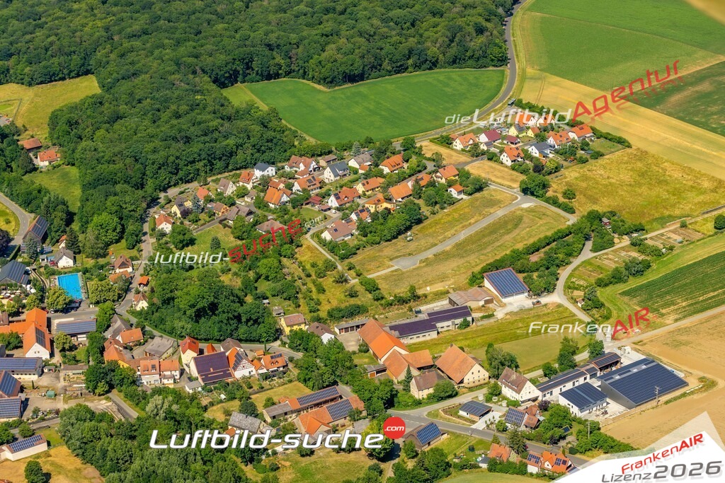 Das Luftbild zeigt : Gnötzheim Martinsheim - Die Luftaufnahme wurde 2023 vom UL-Flugzeug aus erstellt ( keine Drohne ) - Hochauflösende Luftaufnahme - Für grossformatige Ausdrucke geeignet. Die Geschenkidee !Mit Lizenz und Bildrechte bestellbar