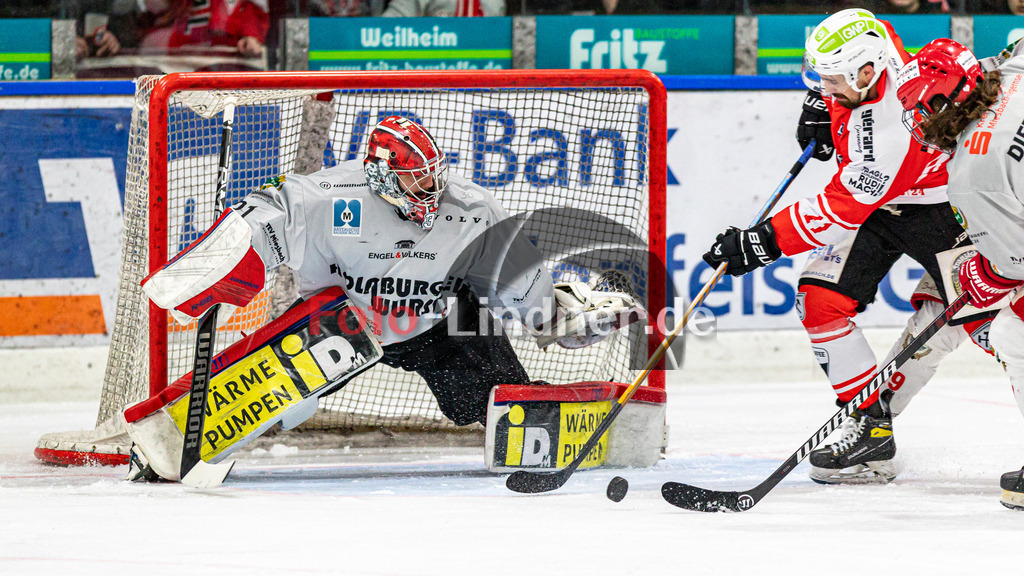 Halbfinale Spiel 3 TSV Peißenberg Miners vs TEV Miesbach | Eishockey Bayernliga Playoffs 2023/2024, Halbfinale Spiel 3 TSV Peißenberg Miners vs TEV Miesbach, 20240315,
Torchance Florian SIMON (Miners 11),
2024-03-15 in Peißenberg (Eisstadion)
31 Philip LEHR (TEV Goalie 31), 11 Florian SIMON (Miners 11)
Copyright: WolfgangxLindner foto-lindner.de