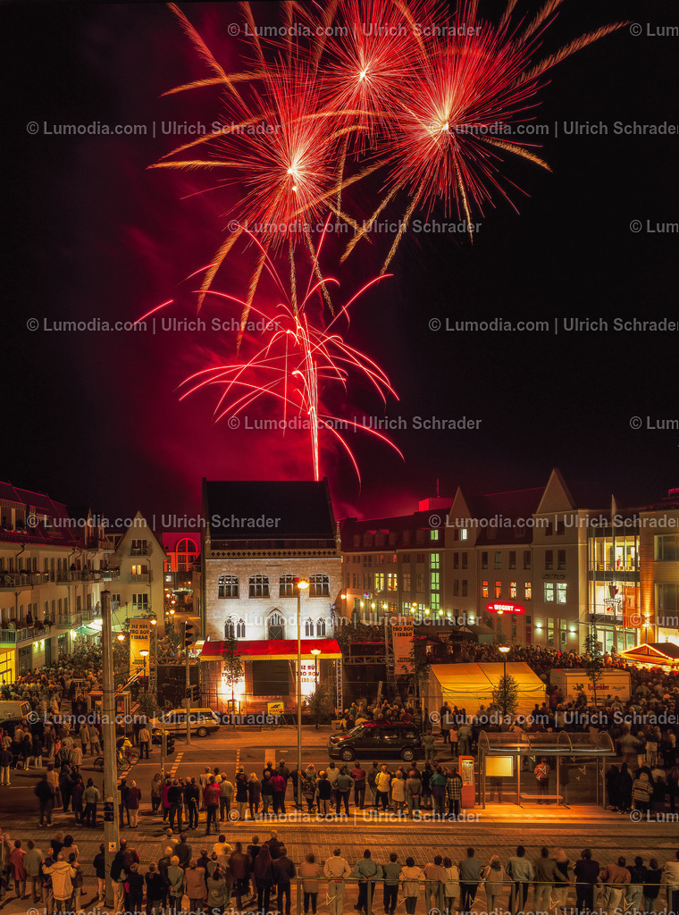 10049-12939 - Halberstadt 1998 - Feuerwerk zur Eröffnung der Rathauspassage | Holzmarkt, Zentrumeinweihung - Realisiert mit Pictrs.com