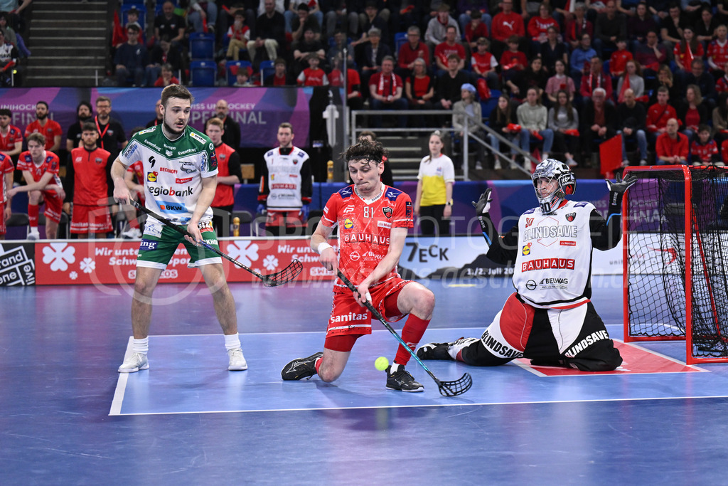 SV Wiler-Ersigen vs Floorball Köniz - 15. April 2023 | SV Wiler-Ersigen vs Floorball Köniz
Stimo Arena, Kloten
Yann Andrea Ruh (#81 Floorball Koeniz) blockt einen Schuss vor Patrick Eder (#30 Floorball Koeniz), links Radek Sikora (#9 SV Wiler-Ersigen).
Bild: Sportfotografie Markus Aeschimann | www.markus-aeschimann.ch - Realisiert mit Pictrs.com
