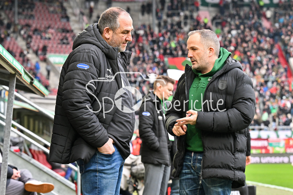 FC Augsburg - 1. FC Heidenheim | AUGSBURG, GERMANY - 15. FEBRUARY: im Gespräch Frank SCHMIDT Trainer 1. FC Heidenheim und Manuel BAUM Trainer FC Augsburg vor dem Bundesligamatch zwischen dem FC Augsburg und dem 1. FC Heidenheim am 22. Spieltag in der WWK-Arena / DFL REGULATIONS PROHIBIT ANY USE OF PHOTOGRAPHS AS IMAGE SEQUENCES AND/OR QUASI-VIDEO