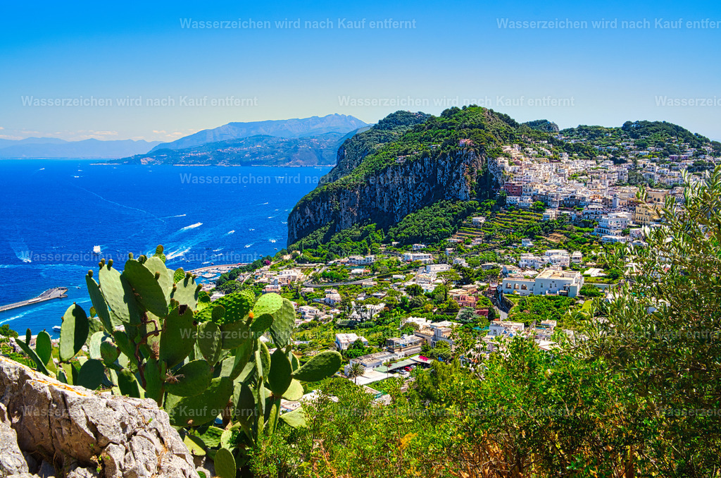 Capri - Panoramablick auf Capri Stadt | Capri ist eine traumhafte Insel im Golf von Neapel, bekannt für türkisblaues Meer, beeindruckende Felsklippen, mediterrane Landschaften und die berühmten Faraglioni. - Realisiert mit Pictrs.com